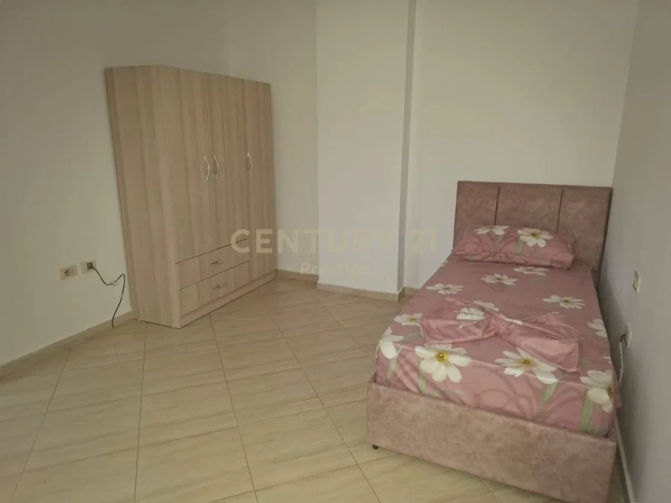 Tirane, jepet me qera apartament 3+1 Kati 3, 120 m² 439 € (PRANE PASTICERI MELISA NE FRESK)
