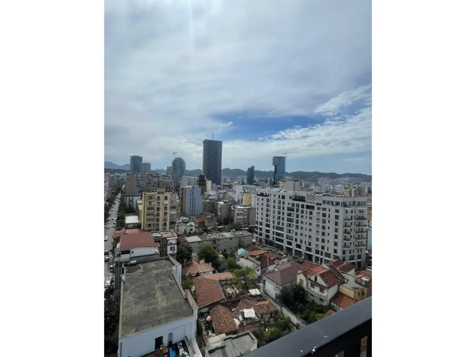 Tirane, jepet me qera zyre Kati 13, 82 m² 1.000 € (QENDËR)