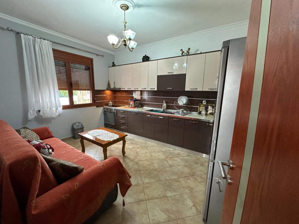 Tirane, jepet me qera apartament 2+1 Kati 2, 114 m² 350 € 