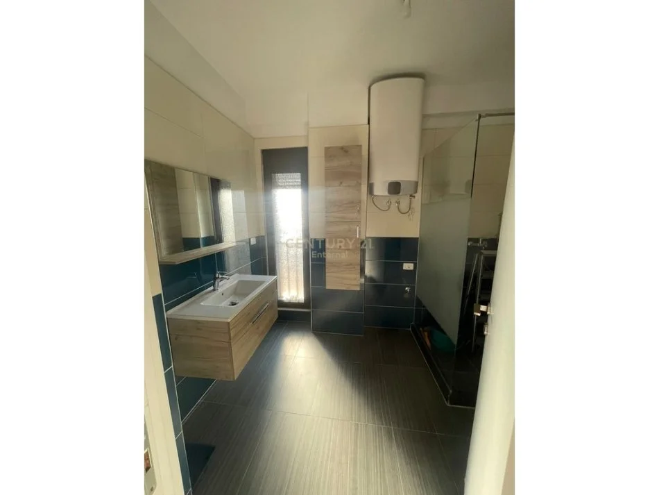 Tirane, jepet me qera zyre Kati 7, 77 m² 900 € (Rruga e Elbasanit)
