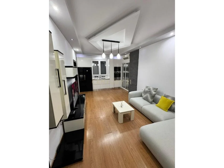 Tirane, jepet me qera apartament 2+1 Kati 4, 65 m² 500 € (Prane Bulevardit te Ri)