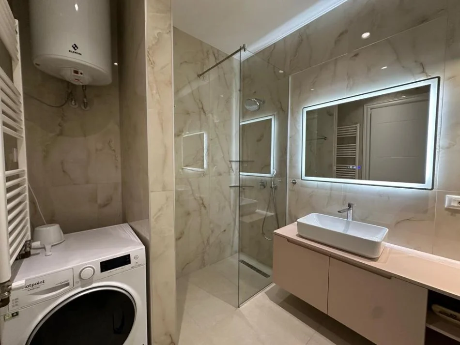 Tirane, jepet me qera apartament 2+1 Kati 10, 125 m² 1.300 € (Square 21)