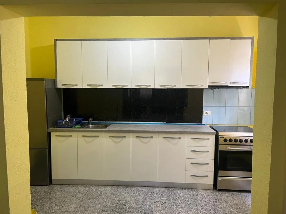 Tirane, jepet me qera apartament 1+1 Kati 1, 370 € (Rrugica Idajet Lezha)