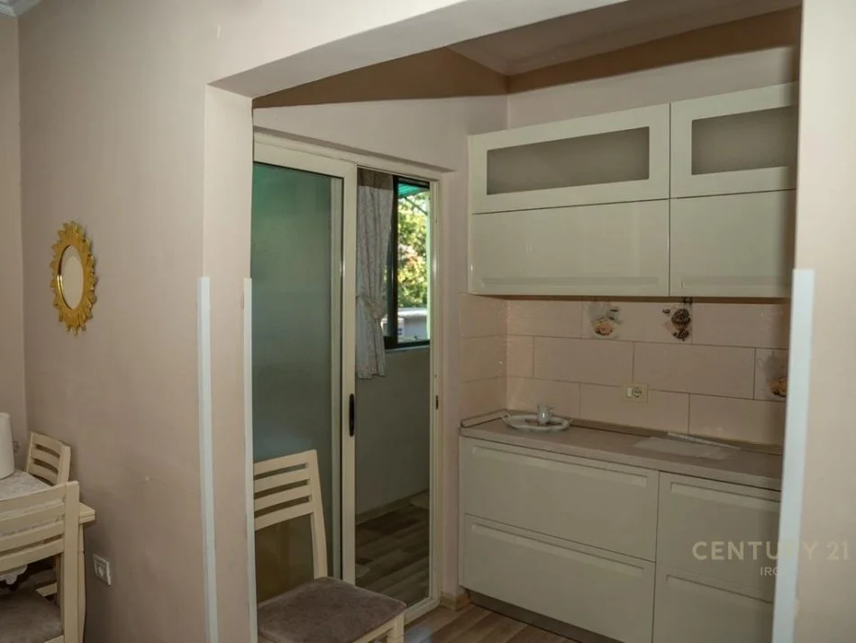 Tirane, jepet me qera apartament 1+1 Kati 3, 59 m² 525 € (Irfan Tomini)