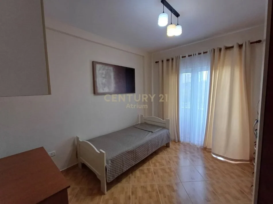 Tirane, jepet me qera apartament 2+1 Kati 4, 76 m² 600 € (PRANE MATERNITETIT TE RI)