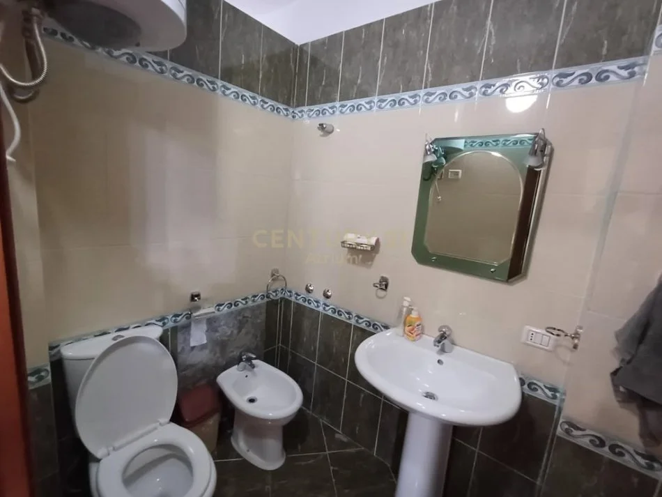 Tirane, jepet me qera apartament 2+1 Kati 4, 76 m² 600 € (PRANE MATERNITETIT TE RI)