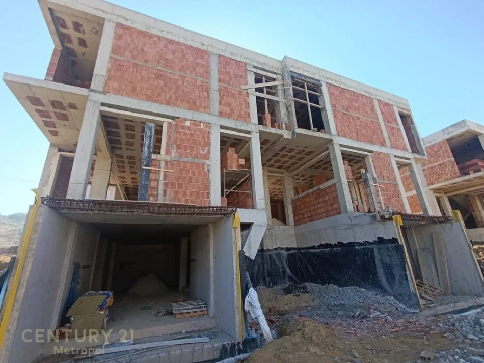 Tirane, shitet Vile 3+1 Kati 1, 324 m² 709.500 € (Rruga Ramazan Topoja)