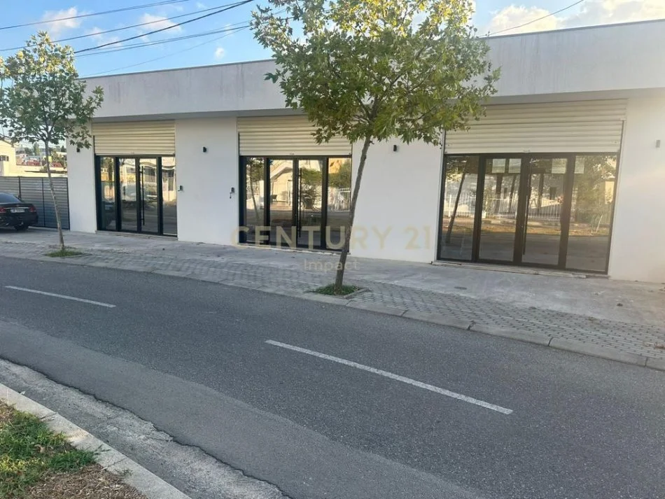 Tirane, jepet me qera ambjent biznesi Kati 0, 213 m² 750 € (KAMEZ Tirana Albania)