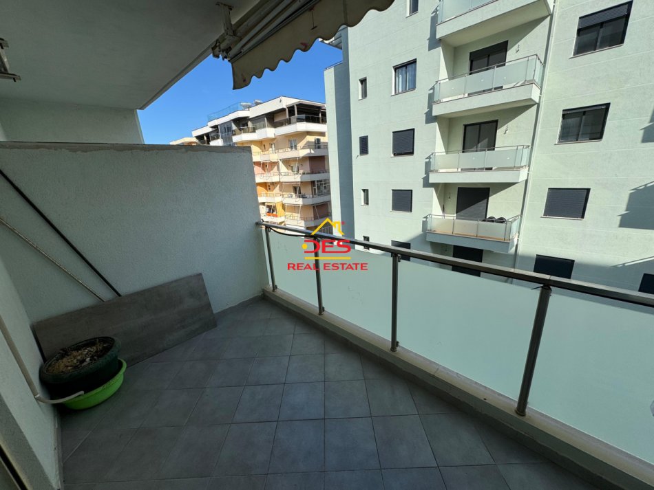 Vlore, jepet me qera apartament 2+1+Ballkon Kati 7, 100 m² 600 € (Rruga Murat Tërbaçi , Vlorë)