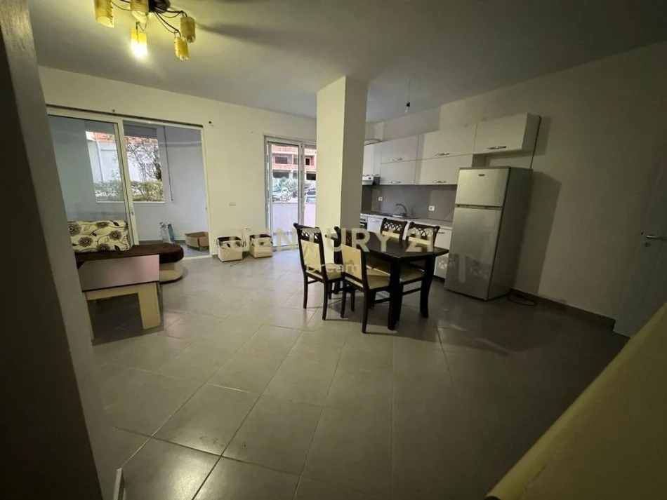 Tirane, jepet me qera apartament 2+1 Kati 0, 140 m² 500 € (Kopshti Botanik ,Prane Xhamise)