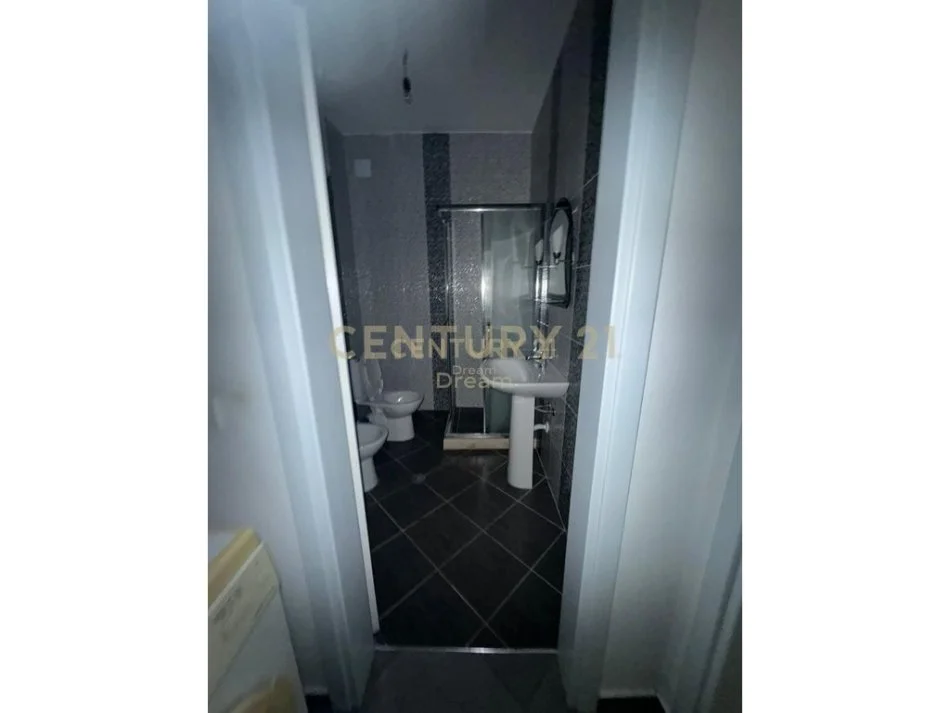 Tirane, jepet me qera apartament 2+1 Kati 0, 140 m² 500 € (Kopshti Botanik ,Prane Xhamise)