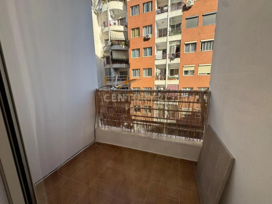 Tirane, jepet me qera apartament 1+1 Kati 3, 55 m² 430 € (Yzberisht)