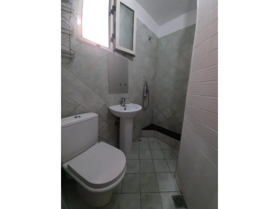 Tirane, jepet me qera apartament 1+1 Kati 2, 450 € (zonen e Frigoriferit 5 MAJ)