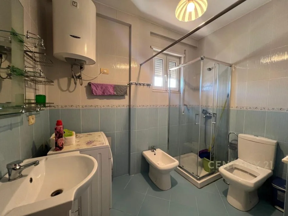 Tirane, jepet me qera apartament 2+1 Kati 5, 130 m² 600 € (Kompleksi Gener 2, prane Hipotekes)