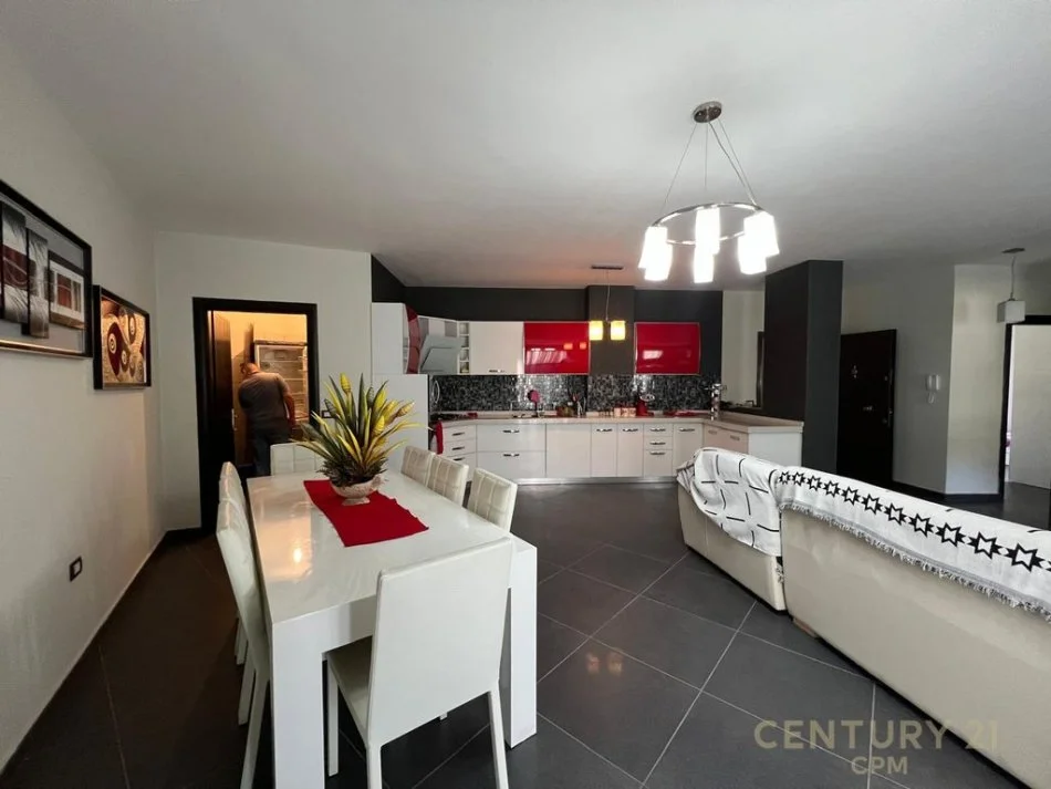 Tirane, jepet me qera apartament 2+1 Kati 7, 105 m² 550 € (Fresk)