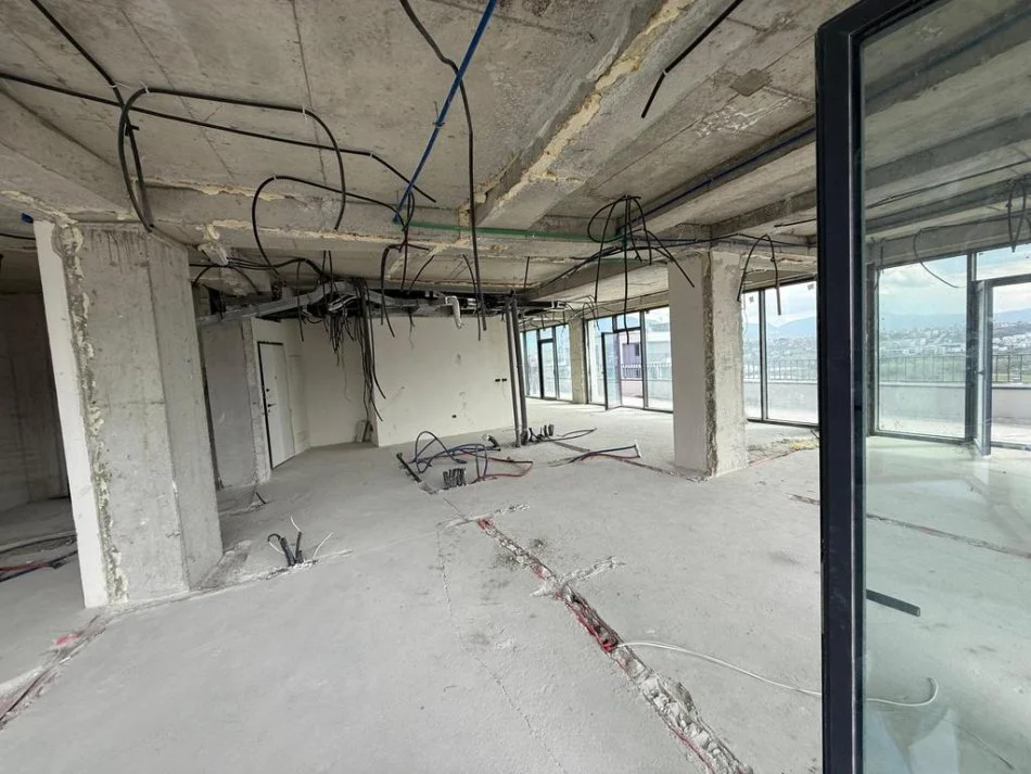 Tirane, jepet me qera ambjent biznesi Kati 15, 233 m² 4.000 € 