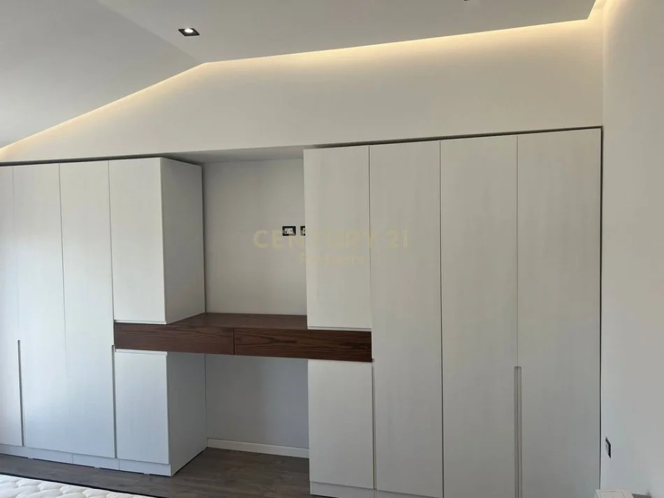 Tirane, jepet me qera apartament 2+1 Kati 8, 121 m² 575 € (FRESK)