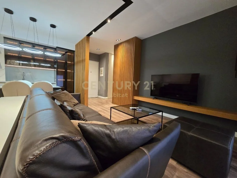 Tirane, jepet me qera apartament 2+1 Kati 5, 120 m² 1.500 € (Qender)