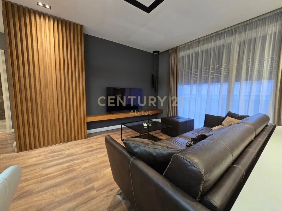 Tirane, jepet me qera apartament 2+1 Kati 5, 120 m² 1.500 € (Qender)