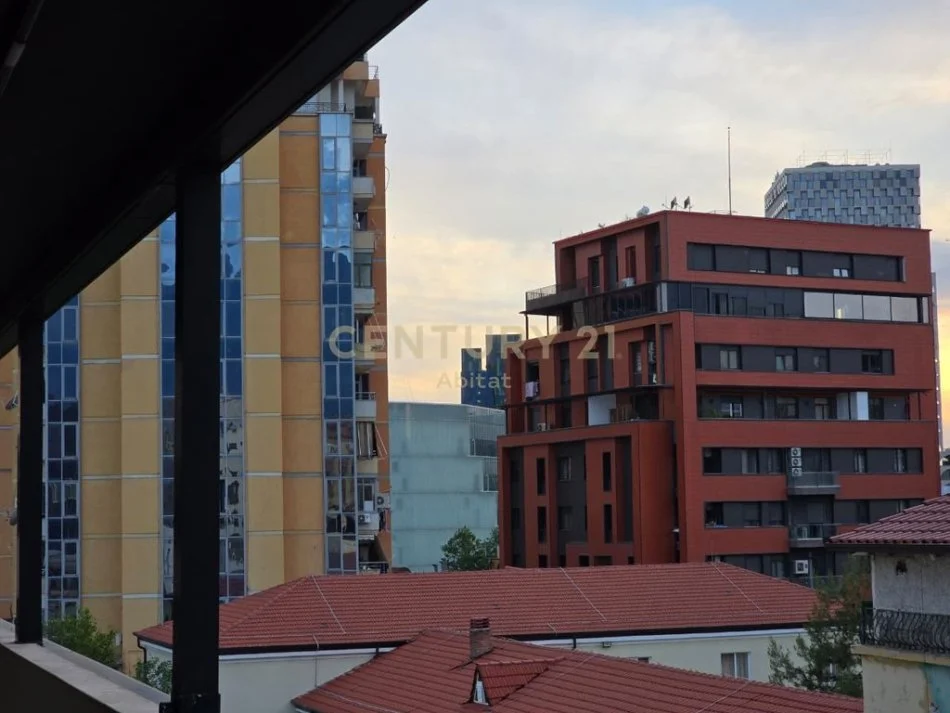 Tirane, jepet me qera apartament 2+1 Kati 5, 120 m² 1.500 € (Qender)