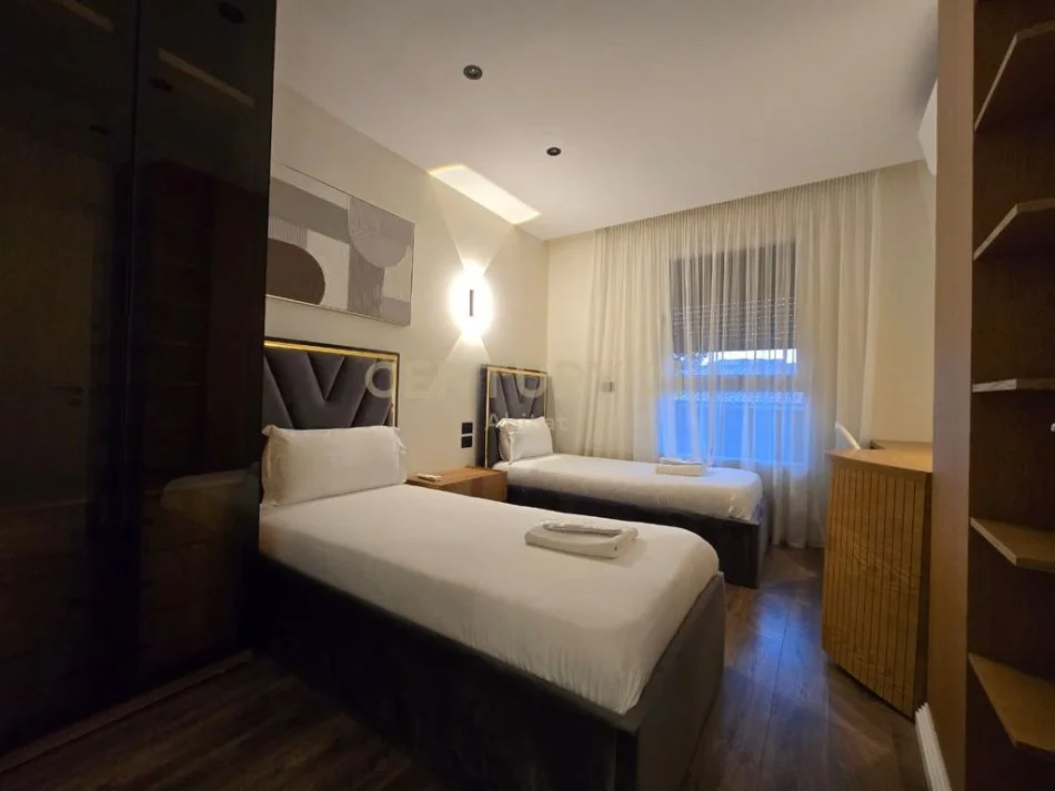 Tirane, jepet me qera apartament 2+1 Kati 5, 120 m² 1.500 € (Qender)