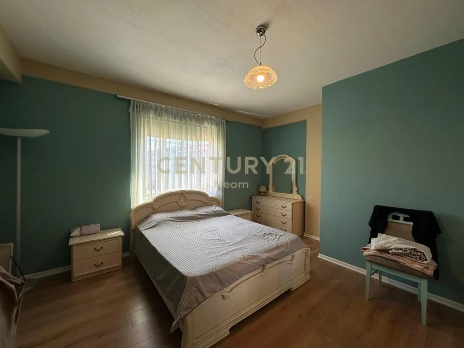 Tirane, jepet me qera apartament 1+1 Kati 3, 90 m² 700 € (prane shkolles Vasil Shanto)