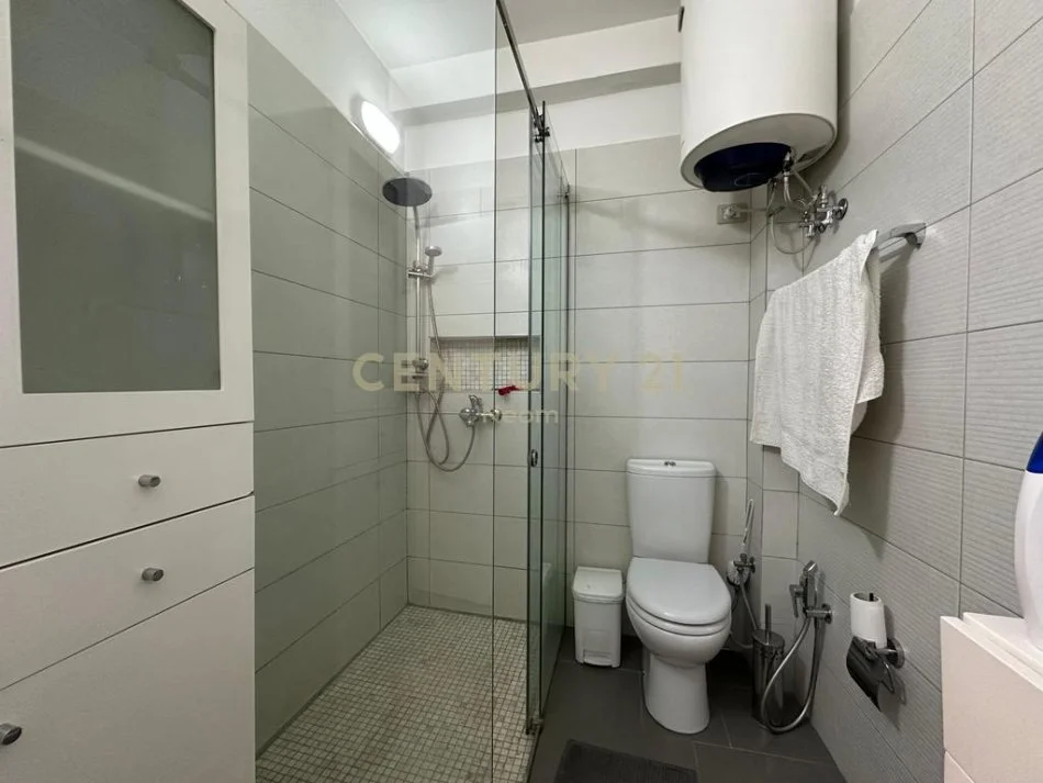 Tirane, jepet me qera apartament 1+1 Kati 3, 90 m² 700 € (prane shkolles Vasil Shanto)