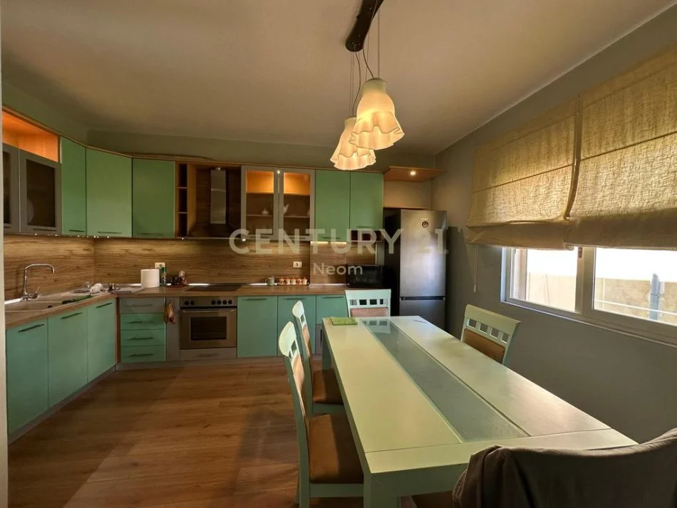 Tirane, jepet me qera apartament 1+1 Kati 3, 90 m² 700 € (prane shkolles Vasil Shanto)