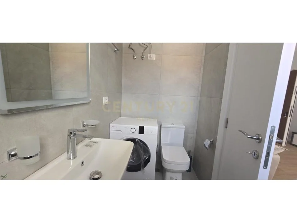 Tirane, jepet me qera apartament 1+1 Kati 7, 50 m² 550 €  prane Zojes Kshillit Mire.