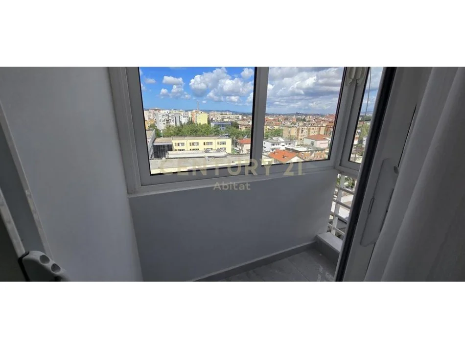 Tirane, jepet me qera apartament 1+1 Kati 7, 50 m² 550 €  prane Zojes Kshillit Mire.