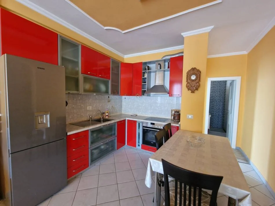 Tirane, jepet me qera apartament 2+1 Kati 8, 95 m² 750 € (QENDER)