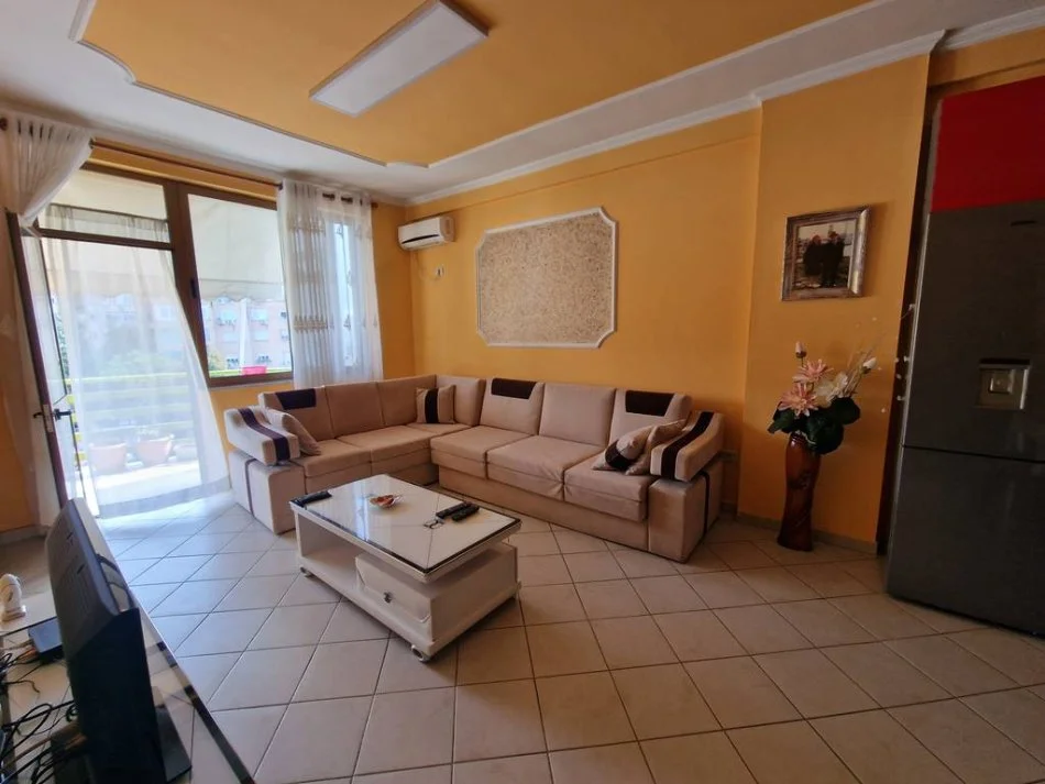 Tirane, jepet me qera apartament 2+1 Kati 8, 95 m² 750 € (QENDER)