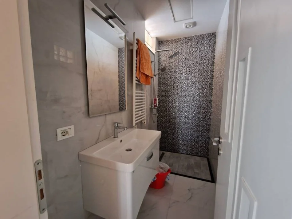 Tirane, jepet me qera apartament 2+1 Kati 8, 95 m² 750 € (QENDER)