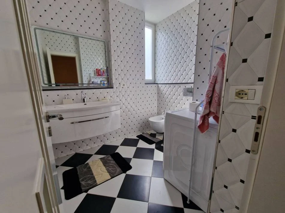 Tirane, jepet me qera apartament 2+1 Kati 8, 95 m² 750 € (QENDER)