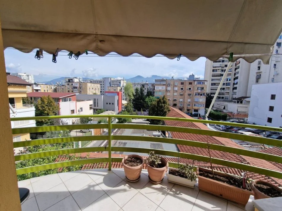 Tirane, jepet me qera apartament 2+1 Kati 8, 95 m² 750 € (QENDER)