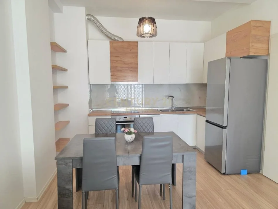 Tirane, jepet me qera apartament 2+1 Kati 2, 86 m² 750 € (Rruga Muhamet Gjollesha)