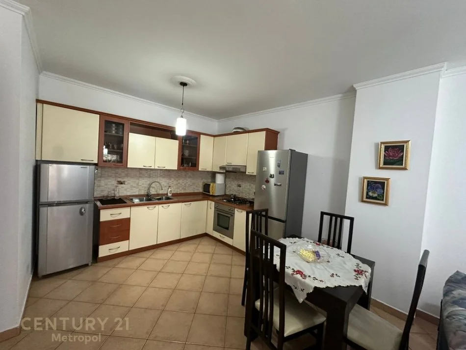 Tirane, jepet me qera apartament 1+1 Kati 7, 500 € (Perball Delijorgjit)
