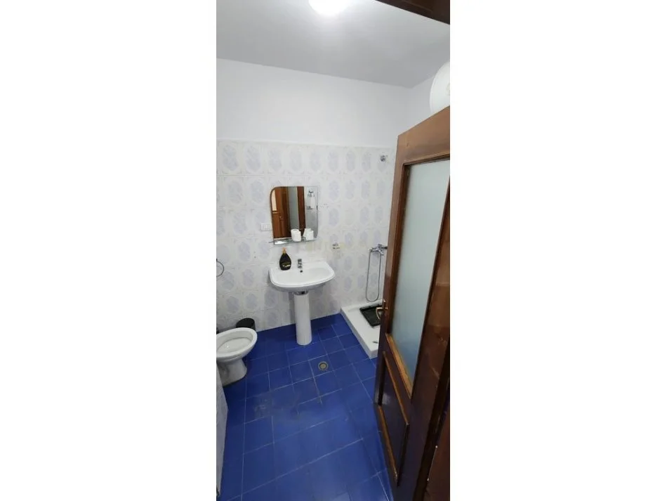 Tirane, jepet me qera apartament 3+1+Aneks+Ballkon Kati 2, 153 m² 900 € (Shkolla Osman Myderizi Tirana Albania)