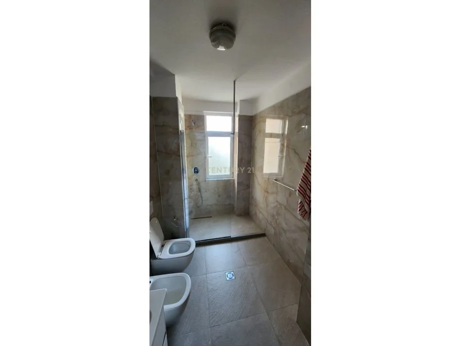 Tirane, jepet me qera apartament 3+1+Aneks+Ballkon Kati 2, 153 m² 900 € (Shkolla Osman Myderizi Tirana Albania)