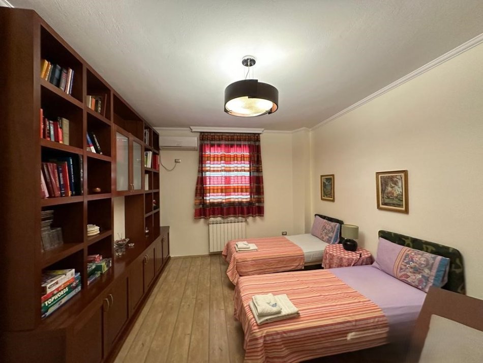 Tirane, jepet me qera apartament 3+1+Aneks+Ballkon Kati 4, 180 m² 800 € 