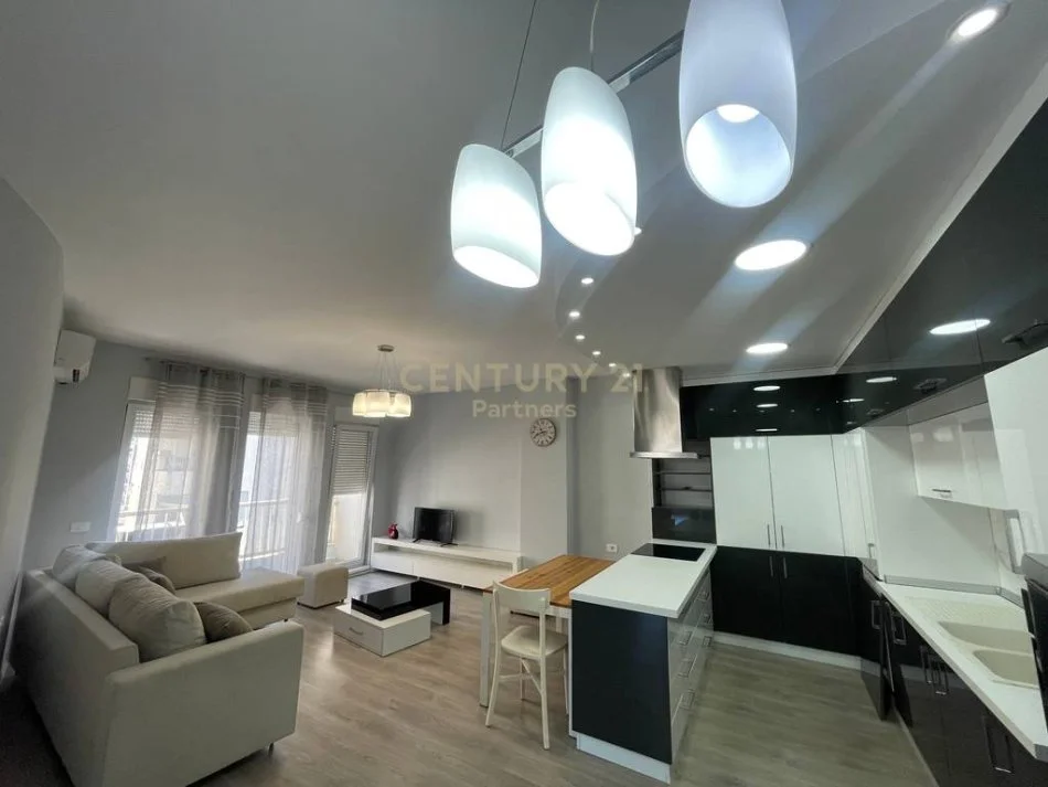 Tirane, jepet me qera apartament Kati 7, 94 m² 800 € (KOMPLEKSI MAGNET)
