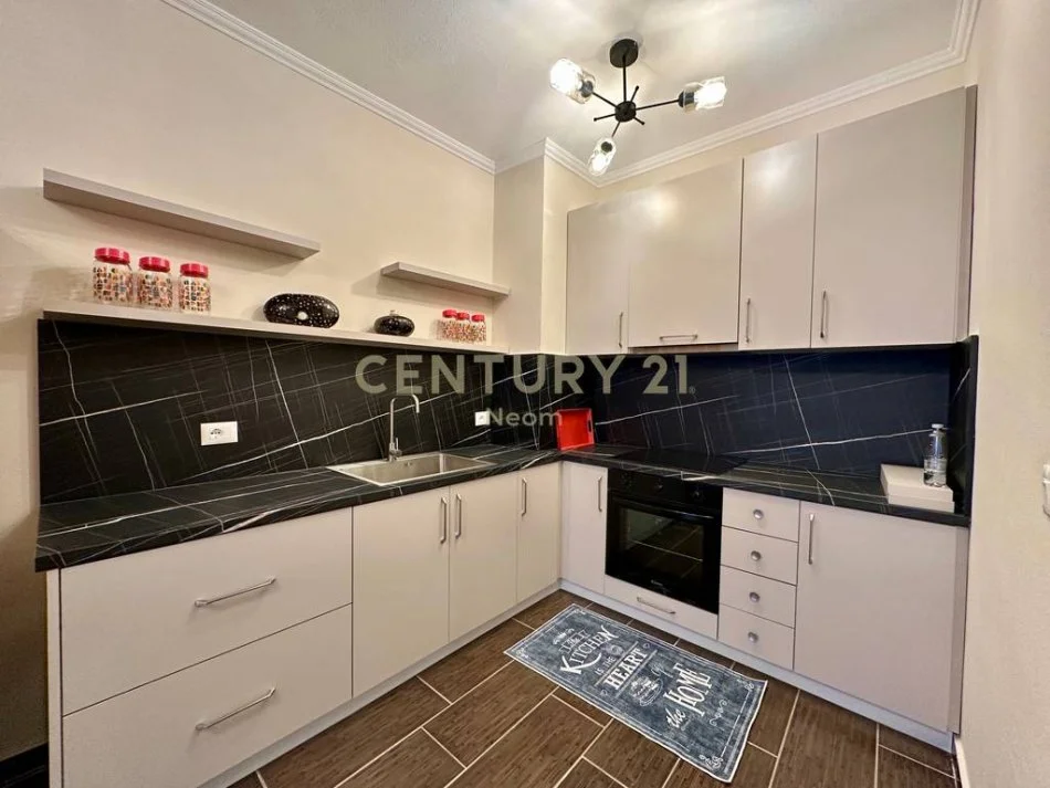 Tirane, jepet me qera apartament 2+1 Kati 5, 118 m² 530 € (pranë Pallateve Çabej)