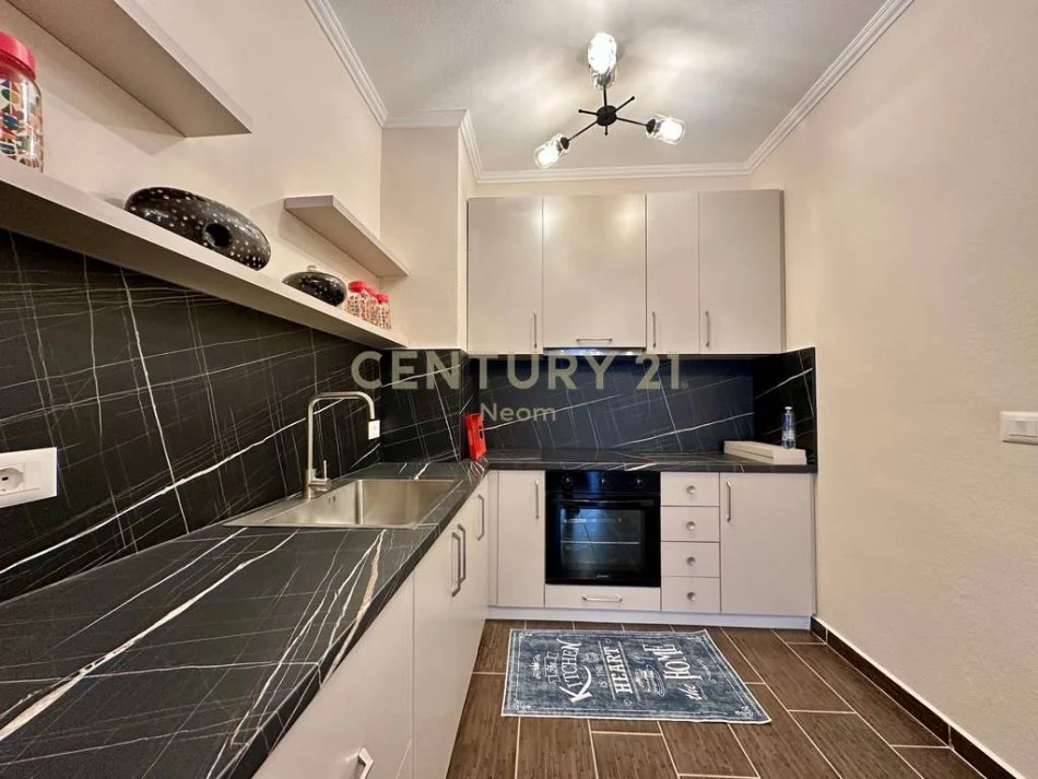 Tirane, jepet me qera apartament 2+1+Aneks+Ballkon Kati 5, 118 m² 500 € (Neom123366)