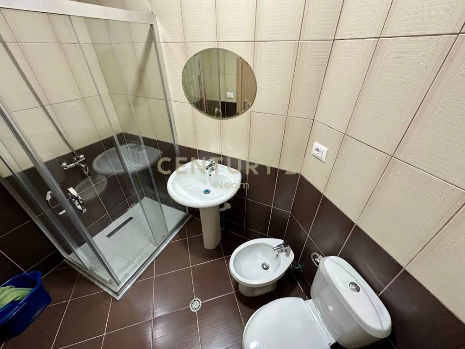 Tirane, jepet me qera apartament 2+1 Kati 5, 118 m² 530 € (pranë Pallateve Çabej)