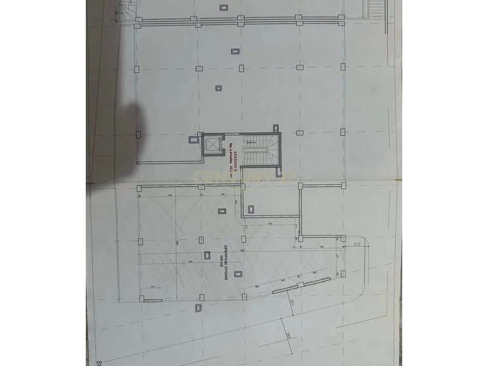 Tirane, jepet me qera dyqan Kati 0, 200 m² 700 € (Neom123448)