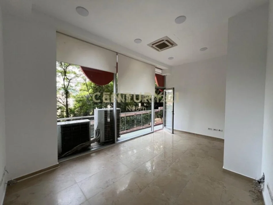 Tirane, jepet me qera dyqan Kati 1, 170 m² 2.300 € (Neom123453)