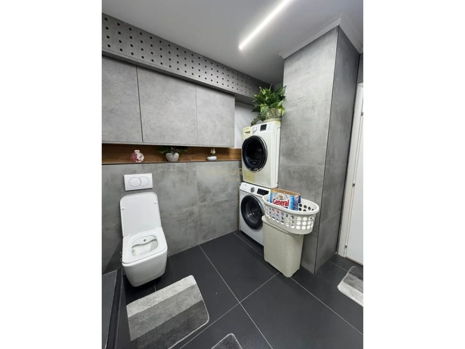 Tirane, jepet me qera apartament 2+1+Ballkon Kati 3, 116 m² 900 € (Brryli)