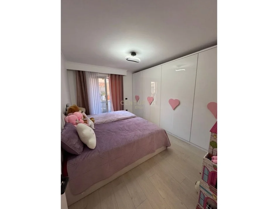 Tirane, jepet me qera apartament 2+1+Ballkon Kati 3, 116 m² 900 € (Brryli)