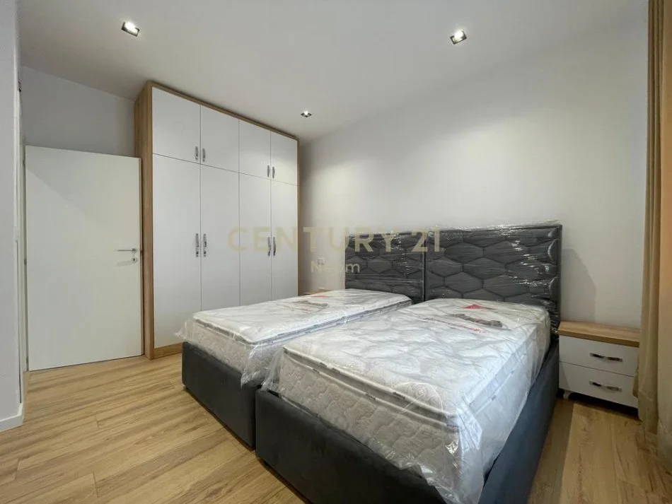 Tirane, jepet me qera apartament 2+1 Kati 2, 95 m² 500 € (Kombinat)