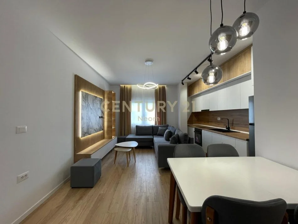 Tirane, jepet me qera apartament 2+1 Kati 2, 95 m² 500 € (Kombinat)